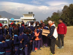 尼泊爾山上學校分送餅乾